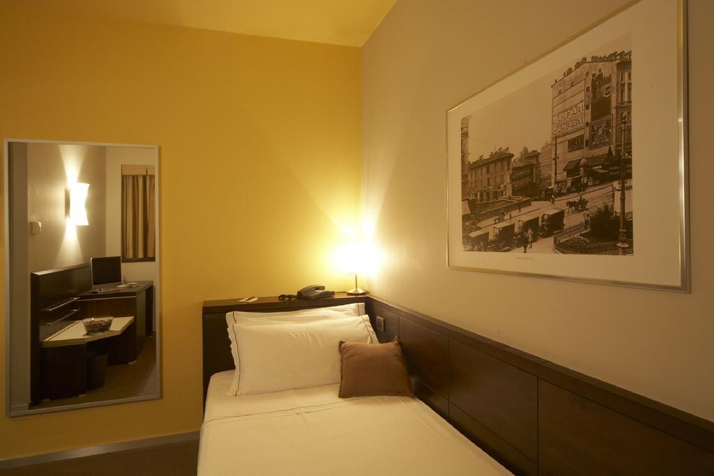 Hotel Montini Linate Airport Пескиера Боромео Стая снимка