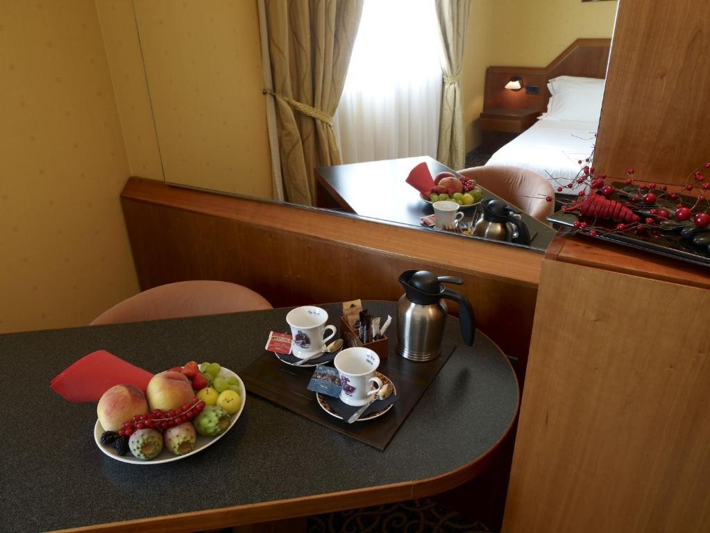 Hotel Montini Linate Airport Пескиера Боромео Стая снимка