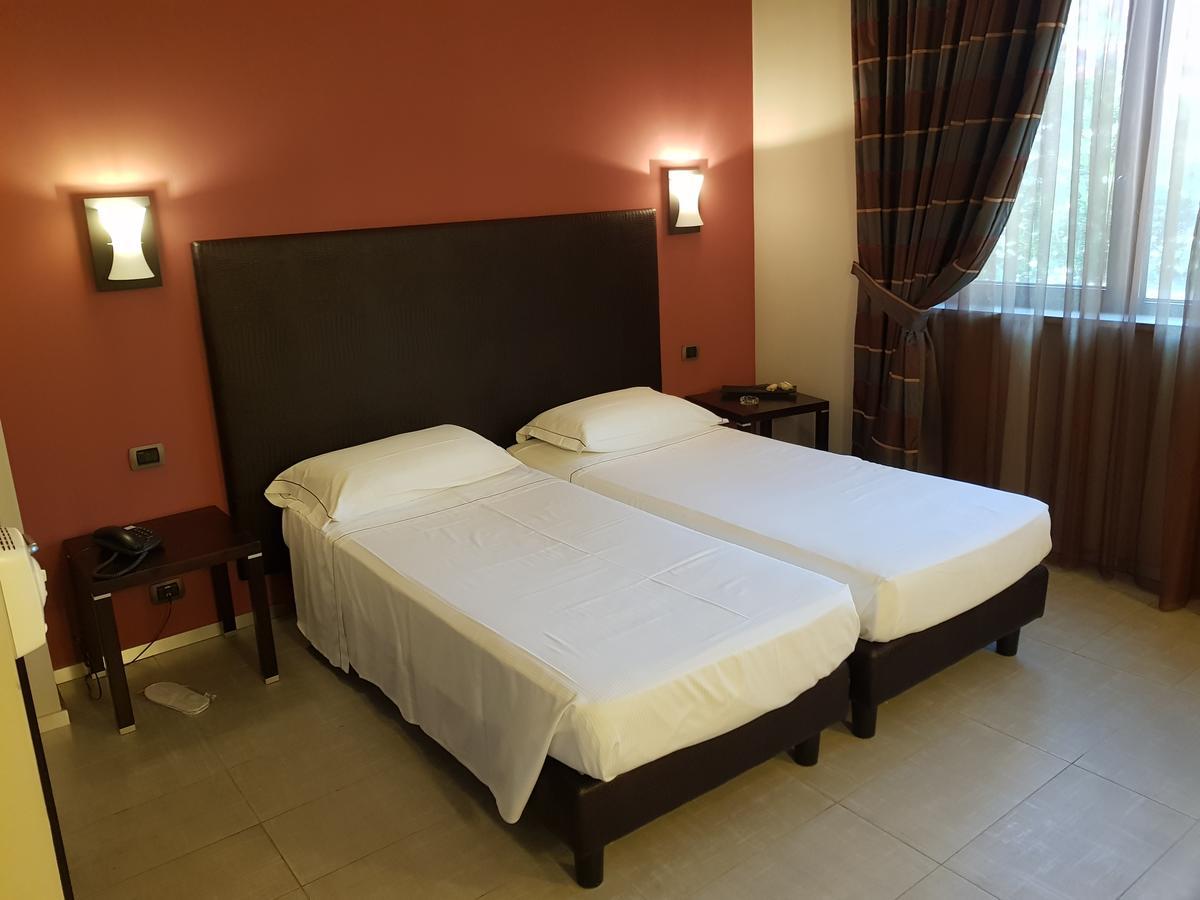 Hotel Montini Linate Airport Пескиера Боромео Екстериор снимка