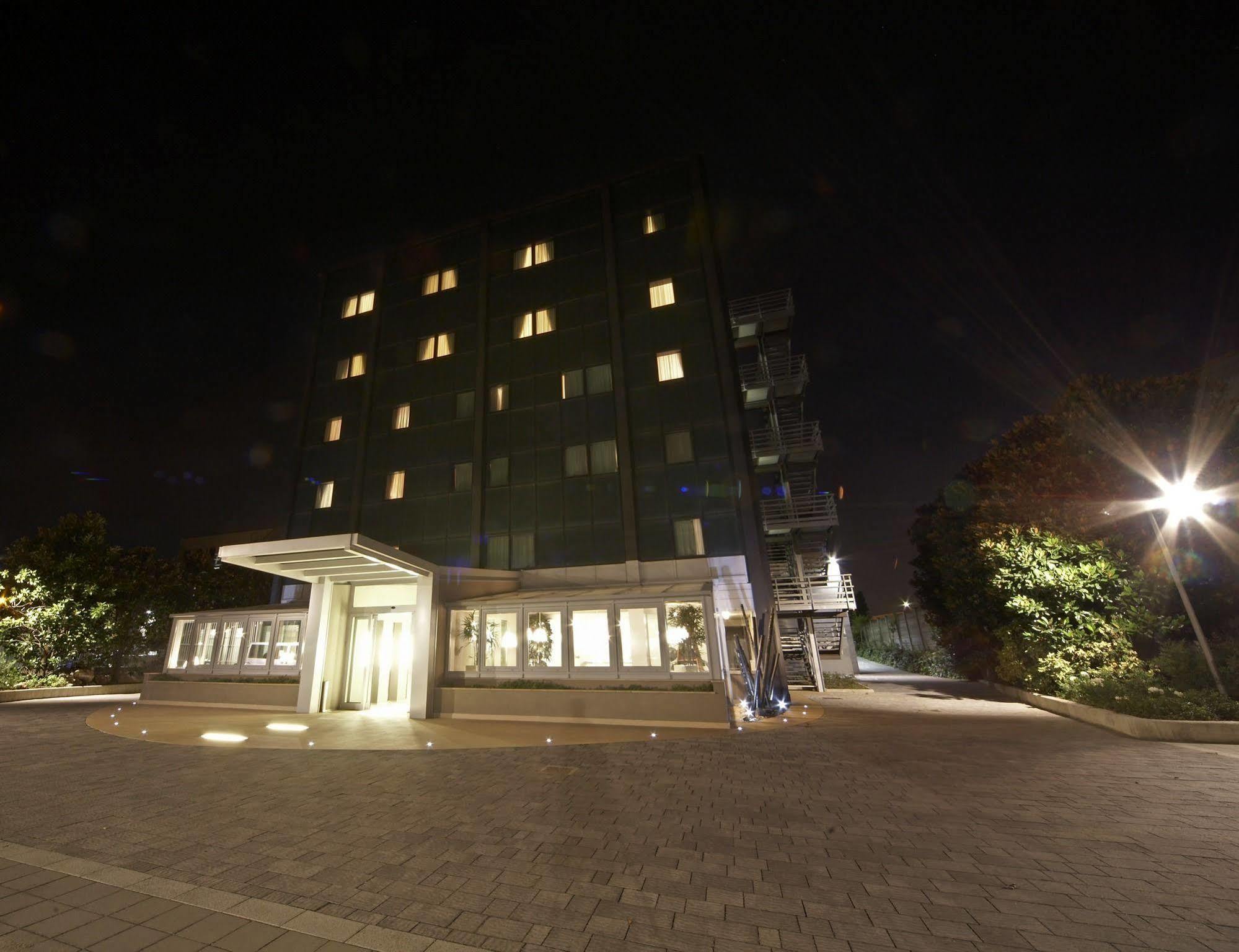 Hotel Montini Linate Airport Пескиера Боромео Екстериор снимка